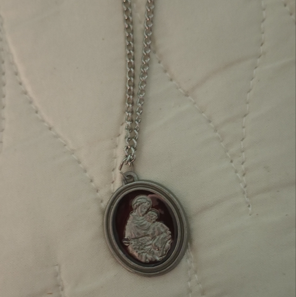 Elegant Silver Cameo Pendant Necklace - Picture 4 of 4